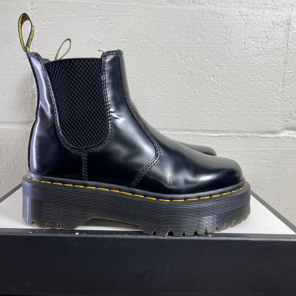 Dr. Martens 2976 Quad Platform Chelsea Boots Black Leather Pull On Women's 6 US